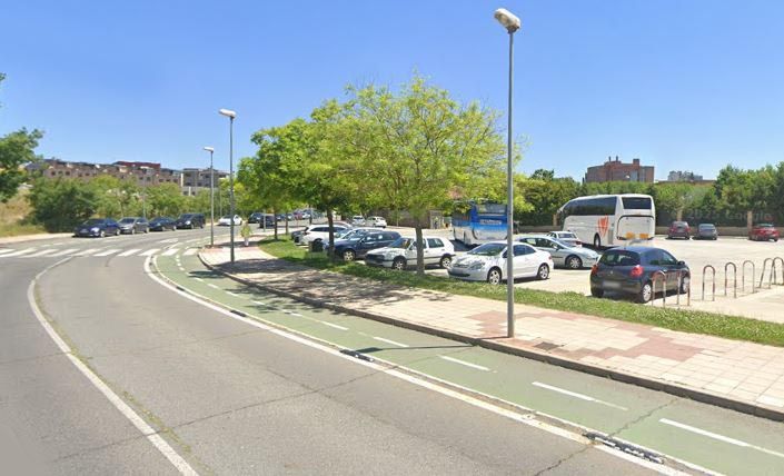 Un tramo del carril bici en José Lamano Beneite, antes de las obras. Un tramo del carril bici en José Lamano Beneite, antes de las obras.