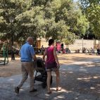 Un abuelo en la biblioteca aire libre del Campo San Francisco, este verano Un abuelo en la biblioteca aire libre del Campo San Francisco, este verano