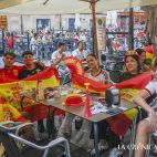 Terrazas pobladas en el centro para apoyar a España ante Bélgica. (Foto: Pablo de la Peña)