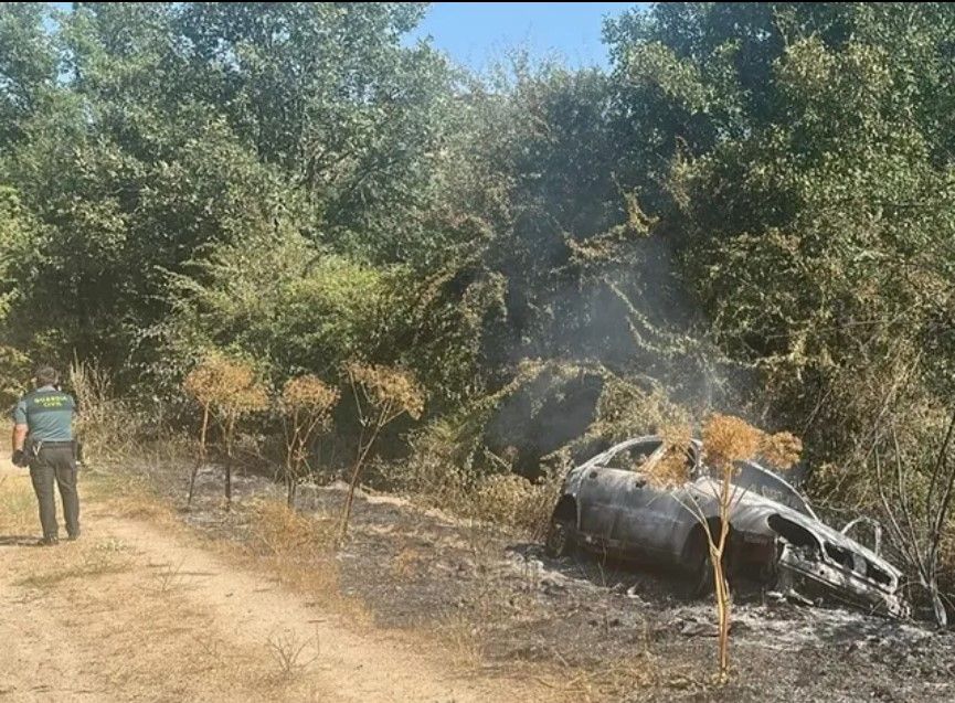 Un guardia civil en el lugar del accidente. Un guardia civil en el lugar del accidente.