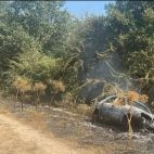 Un guardia civil en el lugar del accidente. 