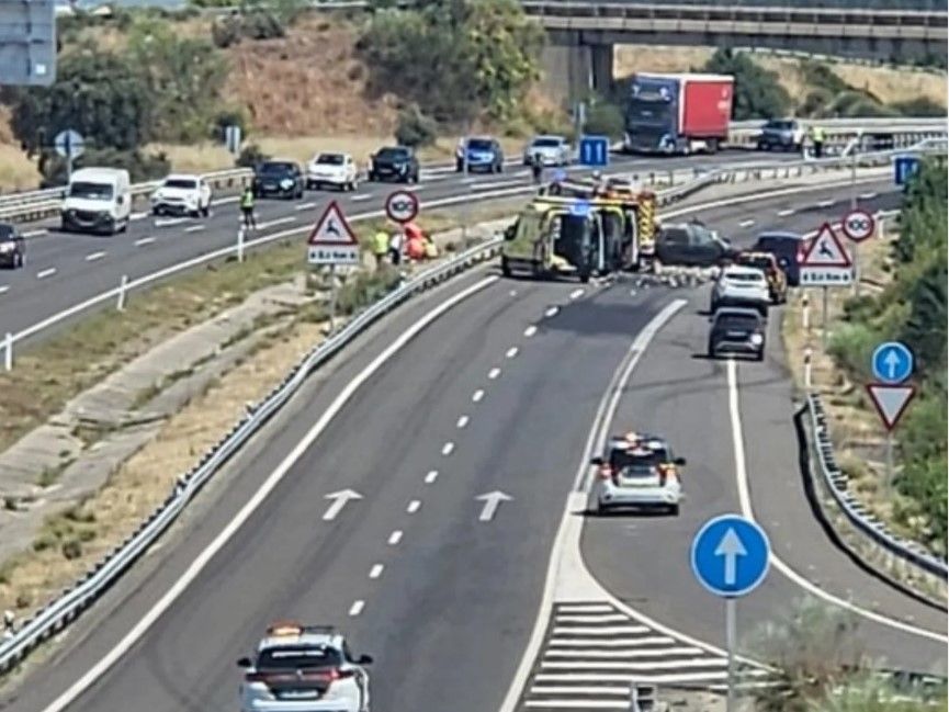 Personal sanitario, bomberos y guardias cividles en el lugar del accidente. Personal sanitario, bomberos y guardias cividles en el lugar del accidente.