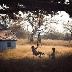Dos niños jugando debajo de un árbol en verano. Imagen de Fabio en Pixabay