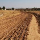 Obras que se están realizando y a la izquierda la pequeña senda por donde iban los caminantes. Fotografías. Asociación Comité Antinuclear y Ecologista de Salamanca. 