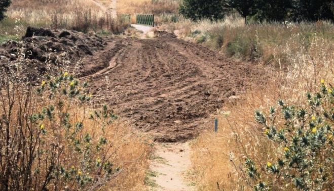 En primer plano la antigua senda que va al puente por un camino intuitivo. Fotografía. Comité Antinuclear y Ecologista de Salamanca. 