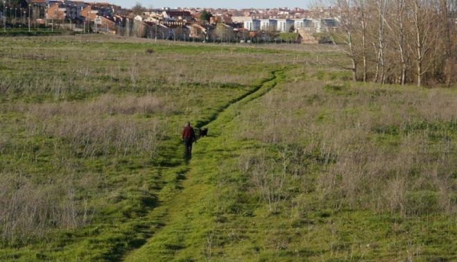 Disfrutando de un camino verde de la pradera del Zurguén. Archivo Comité Antinuclear y Ecologista de Salamanca. 