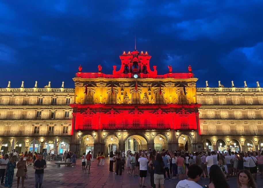 La bandera de España proyectada sobre la fachada del Ayuntamiento, en la Plaza Mayor, tras la clasificación de la selección a la semifinal del mundial de fútbol. La bandera de España proyectada sobre la fachada del Ayuntamiento, en la Plaza Mayor, tras la clasificación de la selección a la semifinal del mundial de fútbol.