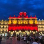 La bandera de España proyectada sobre la fachada del Ayuntamiento, en la Plaza Mayor, tras la clasificación de la selección a la semifinal del mundial de fútbol.