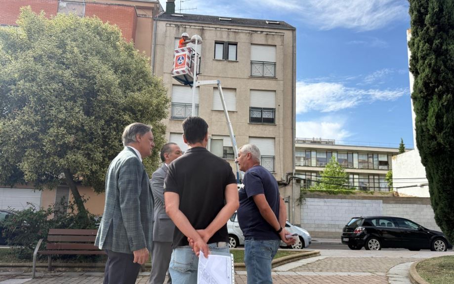 Cambio de farolas en el boulevard de La Milagrosa, en Prosperidad Cambio de farolas en el boulevard de La Milagrosa, en Prosperidad