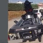 La moto acuática y el vehículo en el que la transportaron. Fotografía. Guardia Civil.