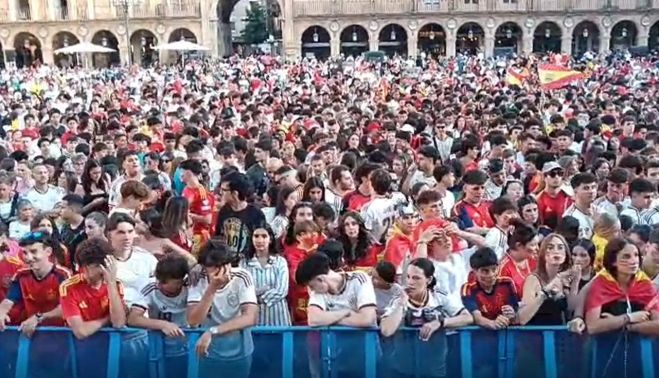 La afición salmantina anima a España en La Plaza Mayor. La afición salmantina anima a España en La Plaza Mayor.