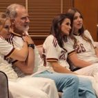 Los Reyes y sus hijas viendo el partido de la selección. 
