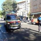 La Policía Local y la ambulancia en el lugar del atropello de este miércoles en Comuneros. (Foto: Pablo de la Peña)