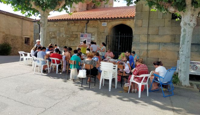 La Diputación de Salamanca vuelve a apostar este verano por los talleres de bordados 'Al fresco'. 