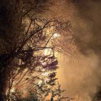 Fuego en el parque Ciudad Rodrigo, conocido en el barrio como 'Rojo'. 