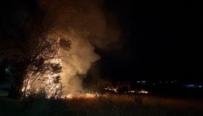 Fuego en el parque Ciudad Rodrigo, conocido en Puente Ladrillo como 'Rojo'. 