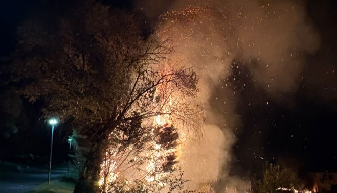 Fuego en el parque Ciudad Rodrigo, conocido en Puente Ladrillo como 'Rojo'. 