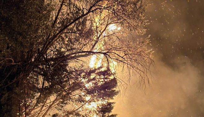 Fuego en el parque Ciudad Rodrigo, conocido en Puente Ladrillo como 'Rojo'. 