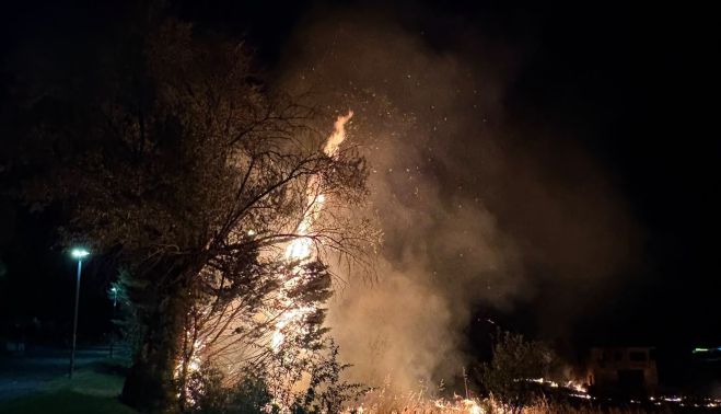 Fuego en el parque Ciudad Rodrigo, conocido en Puente Ladrillo como 'Rojo'. 