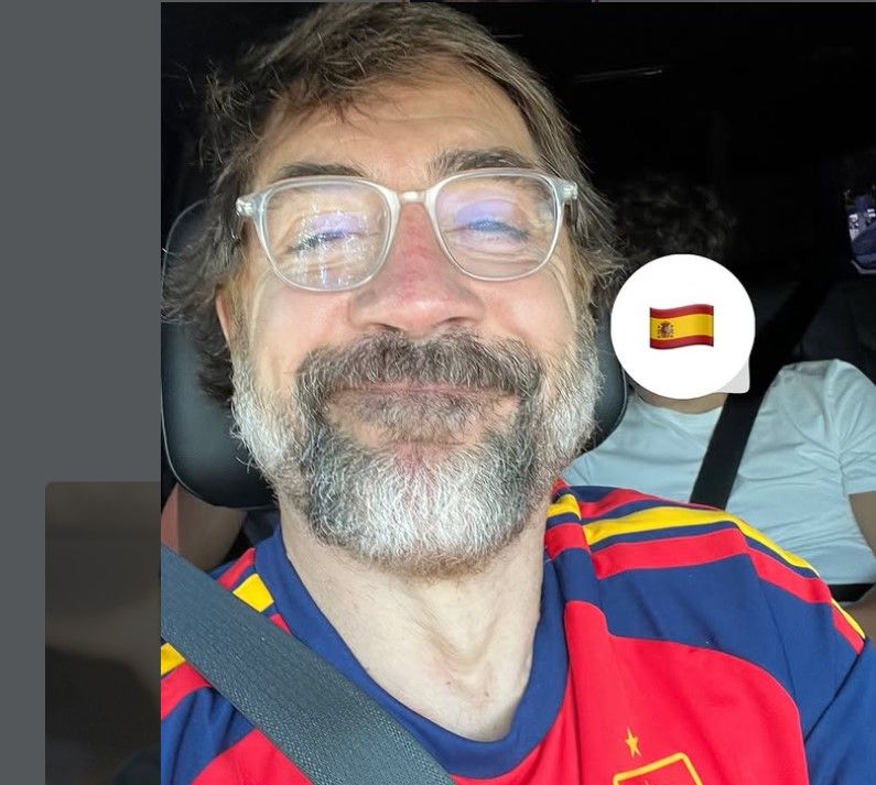 Javier Bardem luce la equipación de La Roja. 