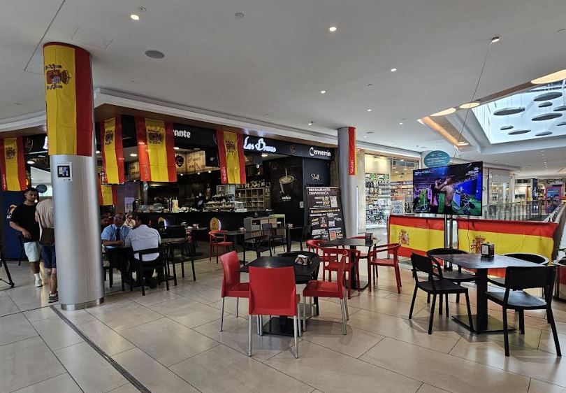 Ambientación mundialista en el centro comercial El Tormes.