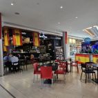 Ambientación mundialista en el centro comercial El Tormes.