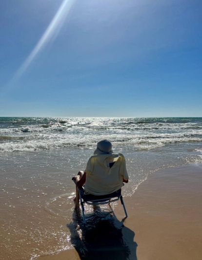 Una personas sentada a la orilla del mar. Fotografía. Miguel Barrueco. 