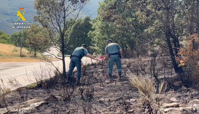 Guardia Civil / ICAL. La Guardia Civil detiene a un varón e investiga a otro como supuestos autores de los delitos de incendio e incendio forestal de manera intencionada. Guardia Civil / ICAL. La Guardia Civil detiene a un varón e investiga a otro como supuestos autores de los delitos de incendio e incendio forestal de manera intencionada.