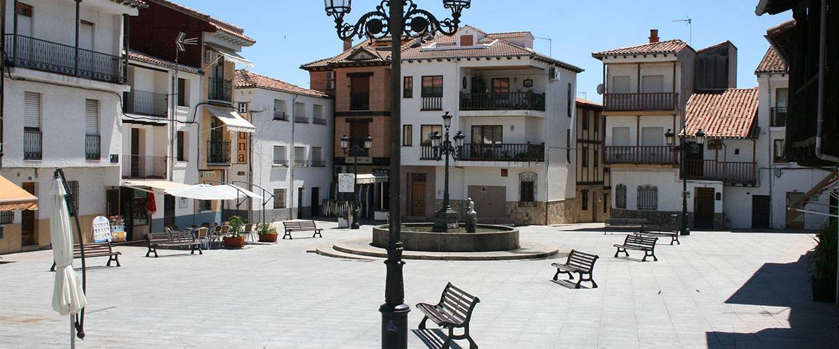 La plaza de Candeleda. Fotografía. Casa rual La Joya. La plaza de Candeleda. Fotografía. Casa rual La Joya.