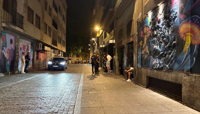 La Policía Nacional identifica a varios jóvenes en la calle Consuelo, este domingo de madrugada. La Policía Nacional identifica a varios jóvenes en la calle Consuelo, este domingo de madrugada.
