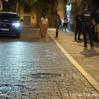 La Policía Nacional identifica a varios jóvenes en la calle Consuelo, este domingo de madrugada. La Policía Nacional identifica a varios jóvenes en la calle Consuelo, este domingo de madrugada.