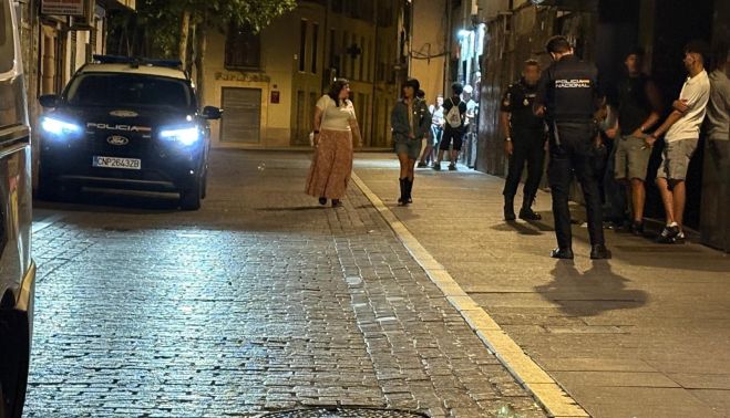 La Policía Nacional identifica a varios jóvenes en la calle Consuelo, este domingo de madrugada.