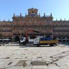 Instalación de la pantalla gigante, este domingo por la mañana.