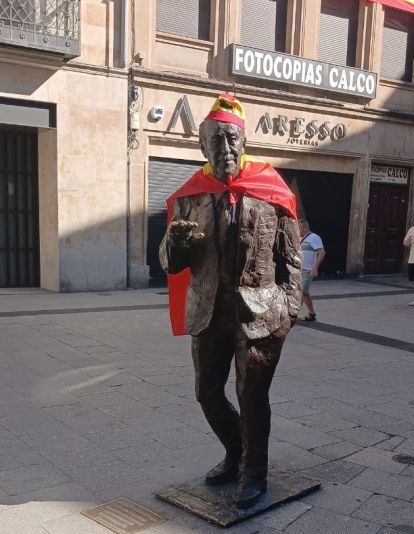 La escultura de Vicente del Bosque, este domingo por la tarde. La escultura de Vicente del Bosque, este domingo por la tarde.