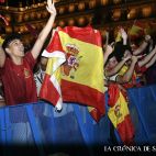  La afición salmantina celebra la victoria de España. (Pablo de la Peña)