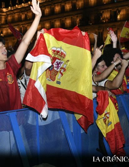  La afición salmantina celebra la victoria de España. (Pablo de la Peña)