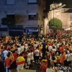 Los salmantinos celebran la fiesta en Gran Vía. (Pablo de la Peña)