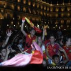 Aficionados celebran el triunfo de España en la Plaza Mayor. Fotografía. Pablo de la Peña. 