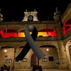 El Ayuntamiento de Ciudad Rodrigo con los colores dela bandera de España y un lazo negro. 