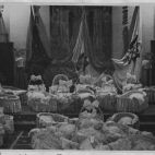 Exposición de canastillas y cunas confeccionadas por afiliadas para obsequiarlas a madres. 1945. Fondo de la Sección Femenina. Archivo Histórico Provincial de Salamanca