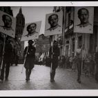 Varios soldados llevando estandartes de Franco en la Rúa. Fotografía. La Guardia Civil Salamanca. 