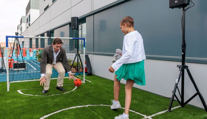 Alfonso Fernández Mañueco 'jugando' con la princesa futbolera guerrera. Alfonso Fernández Mañueco 'jugando' con la princesa futbolera guerrera.