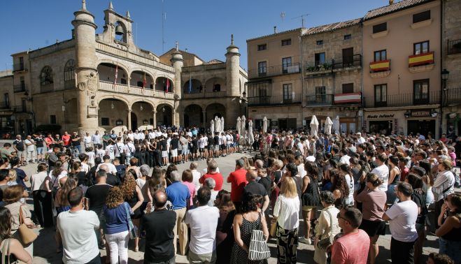 Vicente /ICAL. Minuto de silencio en la plaza Mayor de Ciudad Rodrigo en recuerdo de Adrián. Vicente /ICAL. Minuto de silencio en la plaza Mayor de Ciudad Rodrigo en recuerdo de Adrián.