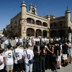 Vicente /ICAL. Minuto de silencio en la plaza Mayor de Ciudad Rodrigo en recuerdo de Adrián. Vicente /ICAL. Minuto de silencio en la plaza Mayor de Ciudad Rodrigo en recuerdo de Adrián.