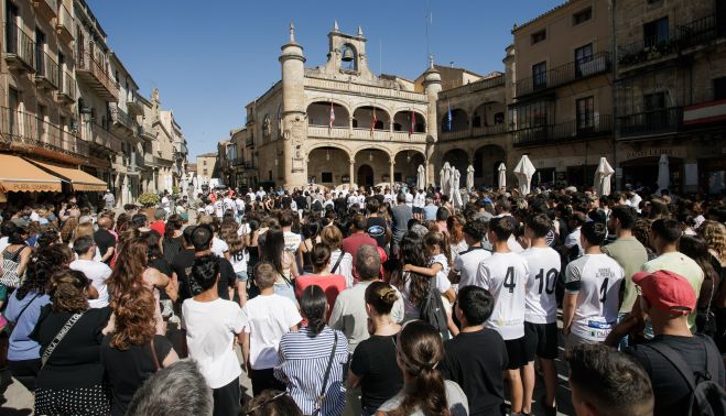 Vicente /ICAL. Minuto de silencio en la plaza Mayor de Ciudad Rodrigo en recuerdo de Adrián. Vicente /ICAL. Minuto de silencio en la plaza Mayor de Ciudad Rodrigo en recuerdo de Adrián.