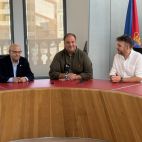 De izquierda a derecha. José Conge, pregonero de las fiestas de Guijuelo, Roberto Martín, alcalde, y Roberto H. Garabaya, concejal de Festejos