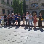 Aplausos al concluir el minuto de silencio. 