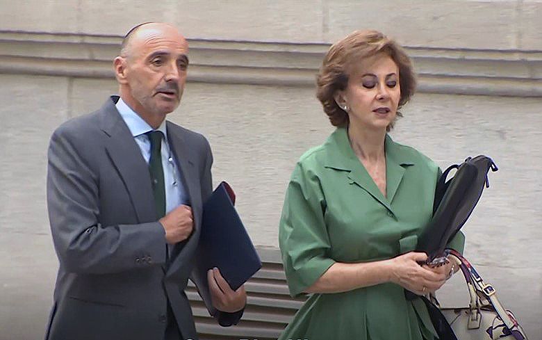 Julio Martínez sale este martes de la Audiencia Nacional tras declarar contra Zapatero por el 'caso Plus Ultra' Julio Martínez sale este martes de la Audiencia Nacional tras declarar contra Zapatero por el 'caso Plus Ultra'