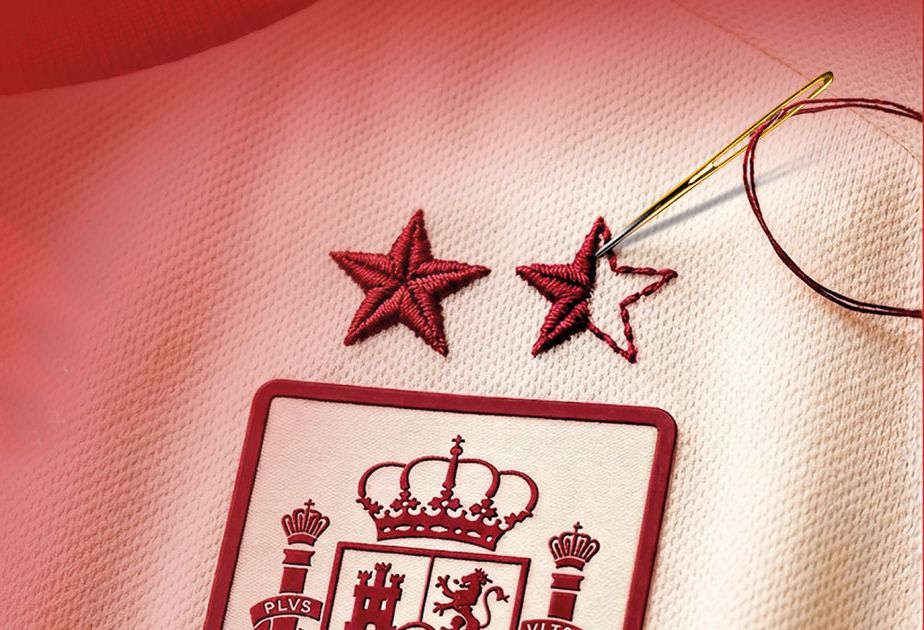 El centro comercial El Tormes borda gratis para sus clientes la segunda estrella en las camisetas de la selección. 