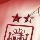 El centro comercial El Tormes borda gratis para sus clientes la segunda estrella en las camisetas de la selección. 